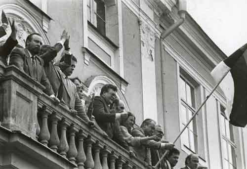 Laulava vallankumous, ihmisiä parvekkeella vilkuttamassa ja Viron lippua heiluttamassa ( mahdollisesti interrinteen hyökkäyksen torjumisen jälkeen toukokuussa 1990 )