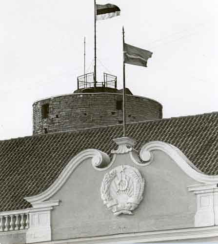 Viron ja Neuvosto-Viron liput liehuvat Toompealla
