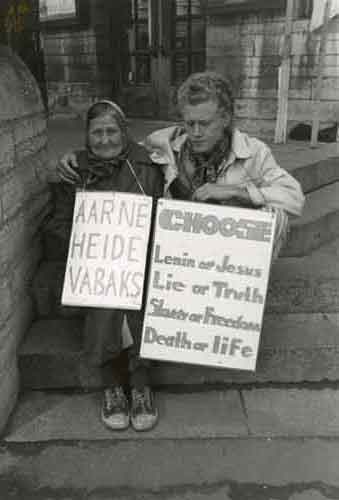 nuori ja vanhus vaativat vapautta vangeille, Aarne Heidelle