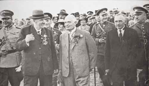 Pehr Evind Svinhufvud Konstantin Päts, Pätsin takana Johan Laidoner