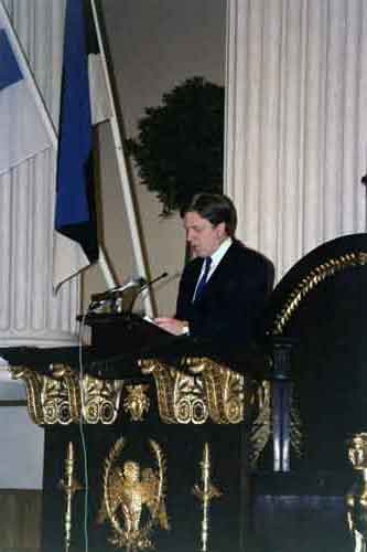 pääministeri Esko Aho puhumassa