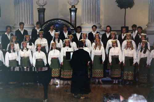 kuoro esiintyy