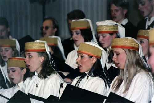 kuoro esiintyy