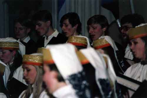 kuoro esiintyy
