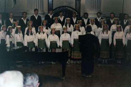 kuoro esiintyy