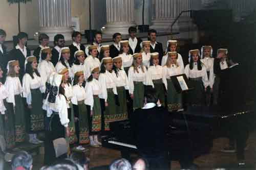 kuoro esiintyy
