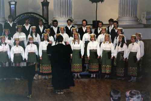 kuoro esiintyy