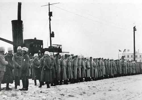 Pohjan poikien I komppania purkautumassa jäänsärkijä Väinämöisestä 12.1.1919