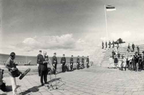 Lennart Meri puhumassa