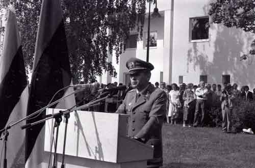 JR 200:n muistomerkin paljastus