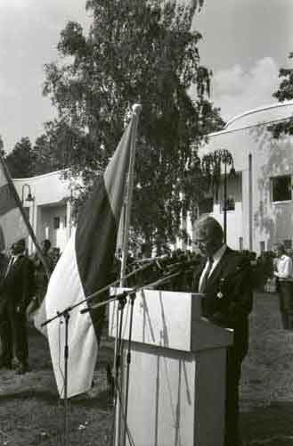 puhumassa eduskunnan varapuhemies Mikko Pesälä