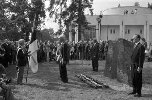 JR 200:n muistomerkin paljastus