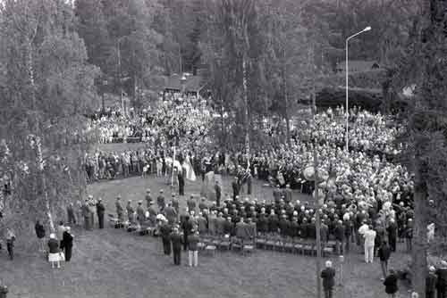 JR 200:n muistomerkin paljastus