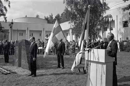 JR 200:n muistomerkin paljastus