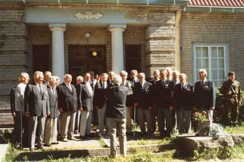 mieskuoro laulaa