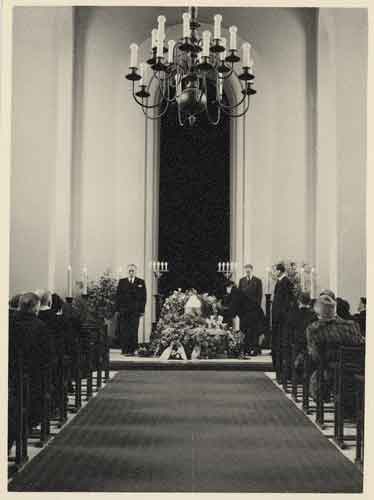 Ida Schwalbe laskee kukkia