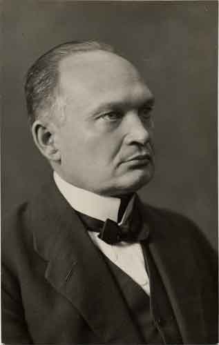 Konstantin Päts ja Pehr  Evind Svinhufvud, takana kenraali Johan Laidoner