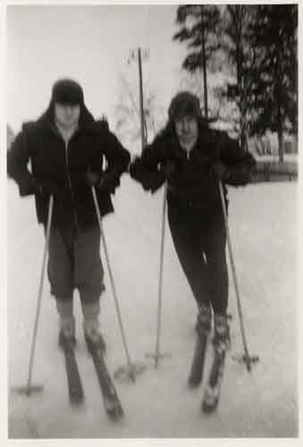kaksi hiihtäjää