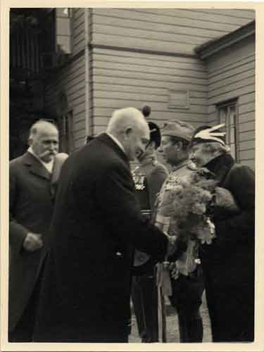 Konstantin Päts tervehtii Ida Schwalbea