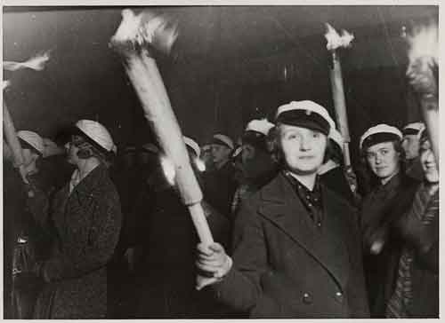 Virolaisia naisylioppilaita soihtuineen 30.4.1936