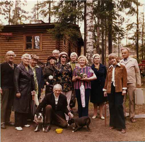 ryhmä kuvattavana ulkosalla