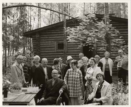 ryhmä kuvattavana ulkosalla
