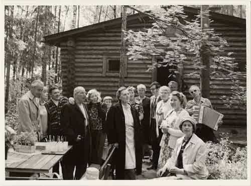 ryhmä kuvattavana ulkosalla