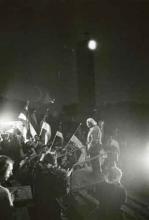 laulujuhlat, Eestimaa laul 1988, kuoroa johtaa Gustav Ernesaks illalla sateessa