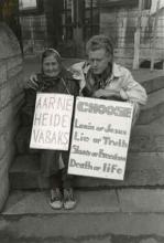nuori ja vanhus vaativat vapautta vangeille, Aarne Heidelle