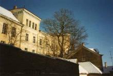 Viron valtio luovutti Suomelle Suomen vanhan lähetystörakennuksen takaisin 22.6.1993. Suomi ryhtyi mittaavaan rakennuksen peruskorjaukseen, joka aloitettiin marraskuussa 1994 ja valmistui syksyllä 1996