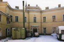 Viron valtio luovutti Suomelle Suomen vanhan lähetystörakennuksen takaisin 22.6.1993. Suomi ryhtyi mittaavaan rakennuksen peruskorjaukseen, joka aloitettiin marraskuussa 1994 ja valmistui syksyllä 1996