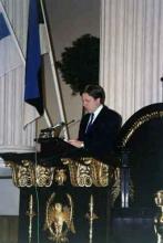 pääministeri Esko Aho puhumassa