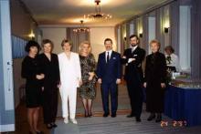 ryhmä kuvattavana lähetystön salissa