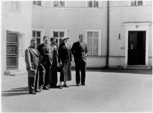 Pohjan poikain valtuuskunta Suomen Tallinnan -lähetystön pihalla kesällä 1935 (1936?)