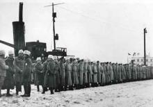 Pohjan poikien I komppania purkautumassa jäänsärkijä Väinämöisestä 12.1.1919