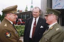 Hannes Walter juttelee sotilaiden kanssa