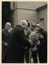 Konstantin Päts tervehtii Ida Schwalbea 