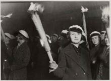 Virolaisia naisylioppilaita soihtuineen 30.4.1936