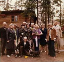 ryhmä kuvattavana ulkosalla