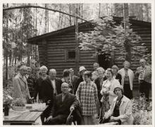 ryhmä kuvattavana ulkosalla